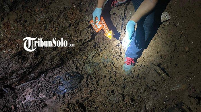 DIDUGA KORBAN PEMBUNUHAN - Evakuasi jenazah diduga korban pembunuhan di belakang rumah salah satu warga Dusun Brubuh RT 04 RW 01, Desa Ngadirojo Lor, Wonogiri, Kamis (1/5/2025). Berdasarkan informasi yang beredar, korban adalah Dwi Hastuti (48) warga Desa/Kecamatan Baturetno. Korban dilaporkan hilang hilang usai meninggalkan rumah sejak 10 Februari 2025 lalu.
