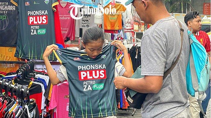 JADI INCARAN. Potrait jersey Megawati bersama tim Gresik Petrokimia Pupuk Indonesia, laris diserbu fans di Proliga 2025 di Gor Sritex Arena Solo, Jumat (2/5/2025). Kehadiran Megawati Hangestri Pertiwi dalam lanjutan Final Four pekan ketiga Proliga 2025 di GOR Sritex Arena Solo bukan hanya menarik perhatian dari sisi permainan, tetapi juga dari sisi merchandise.