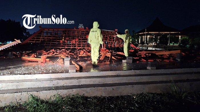 Petugas Polsek Cawas, mengecek lokasi joglo yang alami roboh akibat hujan angin di Desa Barepan, Kecamatan Cawas, Kabupaten Klaten pada Sabtu (2/11/2024).