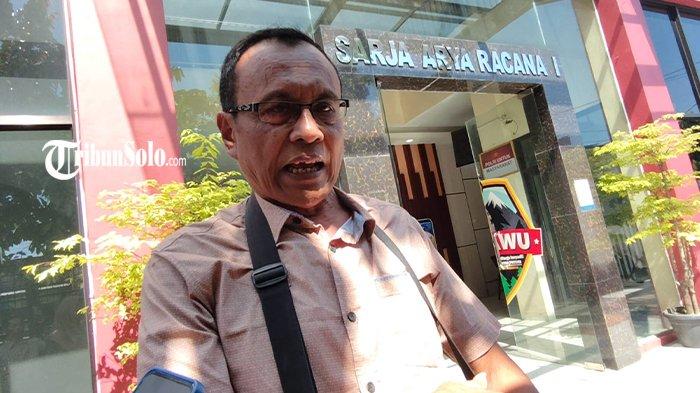INVESTASI MACET - Joko Sunarko (66), pensiunan guru asal Kecamatan Jatipuro, Kabupaten Karanganyar sekaligus nasabah BLN asal Kabupaten Karanganyar, Rabu (9/7/2025). Joko Sunarko telah menanam dana Rp 600 juta di Koperasi BLN berharap untung di hari tuanya. 