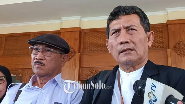 JAWAB PERTANYAAN - Bambang Surojo (baju putih) dan Sigit Hariyanto (jas hitam), rekan SMA Jokowi ikut dipanggil penyidik dari Polda Metro Jaya untuk dimintai keterangan sebagai saksi. Dalam pemeriksaan tersebut, masing-masing rekan sekolah Jokowi dicecar pertanyaan sebanyak 95 pertanyaan oleh penyidik.