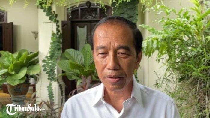 PARTAI SUPER TERBUKA : Jokowi saat ditemui wartawan di kediamannya di Solo, Jumat (14/2/2025). Ia kembali ungkap niat mendirikan partai super terbuka. 
