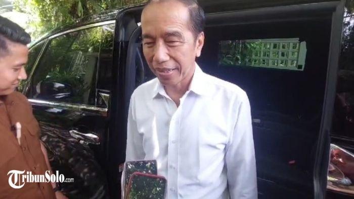 PARTAI SUPER TERBUKA : Jokowi saat ditemui wartawan di kediamannya di Solo, Jumat (14/2/2025). Ia kembali ungkap niat mendirikan partai super terbuka.