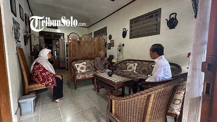 KUNJUNGI RUMAH DOSEN. Mantan Presiden Jokowi bertamu ke dosen pembimbingnya Kasmudjo di rumahnya di Sleman, DI Yogyakarta, Selasa (13/5/2025). Kasmudjo digugat bersama Rektor UGM yang saat ini menjabat, Ova Emilia bersama empat wakil rektor serta dekan dan kepala perpustakaan dengan tudingan perbuatan melawan hukum.