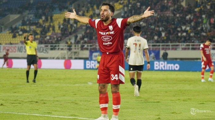 EKSPRESI JORDY. Pesepak bola Persis Solo, Jordy Soleman Tutuarima melakukan protes kepada wasit saat melawan PSM Makassar dalam lanjutan Liga 1 di Stadion Manahan, Solo, Senin (13/1/2025) malam. Persis Solo kalah tipis 0-1 dari PSM Makassar berkat gol Balotelli (89').