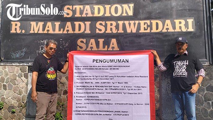 Juru Bicara Ahli Waris Lahan Sriwedari, Jaka Irwanta memasang baliho di pagar Lahan Sriwedari yang menyatakan bahwa lahan seluas 99.889 meter persegi tersebut adalah lahan milik ahli waris KRMT Wiryodiningrat, Minggu (16/6/2024).