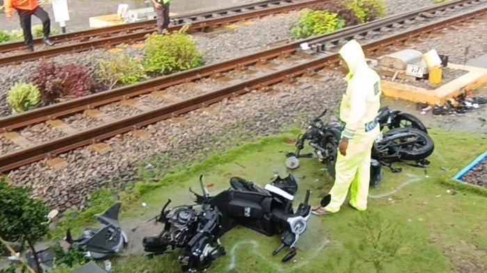 DIDUGA MISKOMUNIKASI, 7 sepeda motor yang menunggu kereta lewat di pelintasan kereta api di Kecamatan Barat tertabrak KA Malioboro Ekspres. Palang pintu dibuka petugas ketika kereta dari arah Rimur lewat, padahal di peinrasan doubletrack terse ut juga melintas kereta dari arah Barat sehingga menabrak 6 sepeda motor.