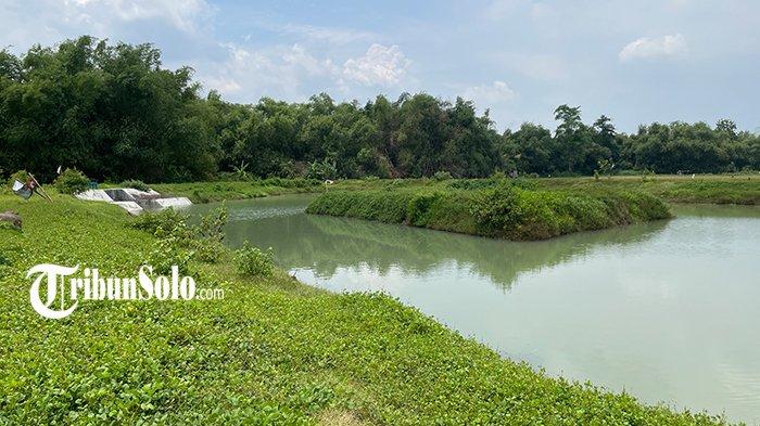 KAKAK BERADIK TENGGELAM. Tempat Kejadian Perkara (TKP) kakak beradik tenggelam di Embung Pangtelu, Desa Kedungwinong, Kecamatan Nguter, Kabupaten Sukoharjo, Rabu (29/1/2025). Diduga mereka terpeleset dan jatuh saat bermain di tepian embung.