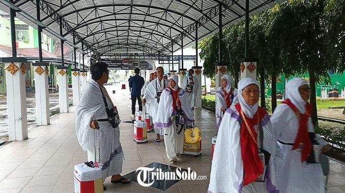 JEMAAH HAJI - Ilustrasi jemaah haji Embarkasi Solo, Sabtu (17/5/2025) lalu. Hingga Selasa (1/7/2025), jumlah jemaah haji Embarkasi Solo yang wafat di Arab Saudi tercatat mencapai 49 orang. 