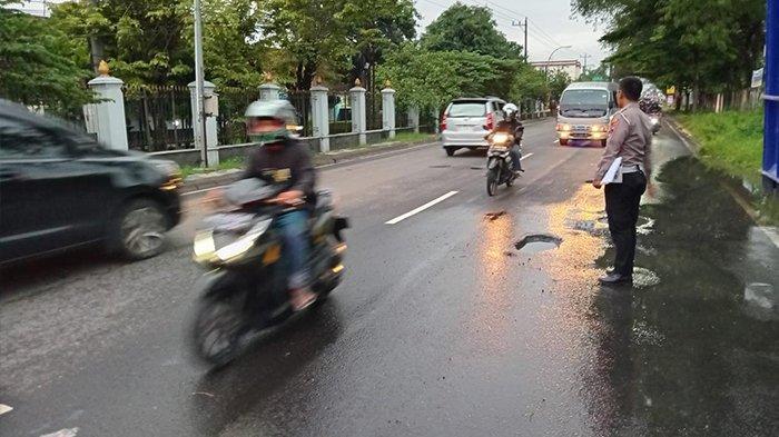 KECELAKAAN DI KARANGANYAR. Anggota Satlantas Polres Karanganyar mengecek lokasi kecelakaan antara mobil Toyota Agya dan motor Yamaha FizR di Jalan Adi Soemarmo tepatnya di Dusun/Desa Malangjiwan, Kecamatan Colomadu, Kabupaten Karanganyar, Rabu (29/1/2025) sore.