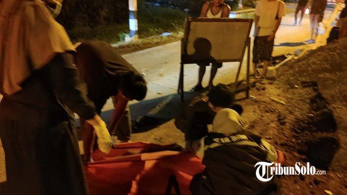 KECELAKAAN MAUT - Evakuasi korban kecelakaan yang melibatkan bus dengan sepeda motor di Jalan Ringroad Utara Sragen, Sabtu (31/5/2025). Kecelakaan tragis tersebut terjadi sekitar pukul 02.05 WIB dan melibatkan sepeda motor Honda Vario bernomor polisi AD 2375 ADE yang dikendarai korban dengan sebuah bus bernomor polisi AS 1480 DE. Korban, seorang remaja berusia 15 tahun bernama Akshay, warga Kelurahan Sragen Wetan, tewas di lokasi akibat luka berat yang dideritanya.