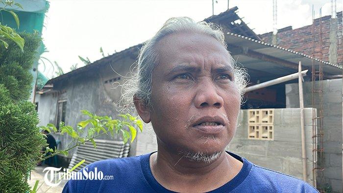 KERABAT KORBAN - Yoko yang merupakan paman TDA (20) saat ditemui di rumah duka, Kamis (15/5/2025). Diketahui, TDA, warga Desa Langenharjo, Kecamatan Grogol, Kabupaten Sukoharjo, ditemukan dalam kondisi mengenaskan di selatan Alfamart Gedangan, Kecamatan Grogol, Kamis (15/5/2025) dini hari. Korban ditemukan dalam kondisi lemas dan bersimbah darah, dengan luka parah di bagian leher.