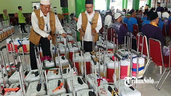 KOPER CALON HAJI - Petugas tengah menata koper Jemaah Calon Haji Embarkasi Solo, Selasa (6/5/2025). Berbagai pernak pernik mewarnai koper jemaah calon haji (JCH) Embarkasi Solo. Mulai dari kain, pita, foto, boneka dan lain sebagainya.