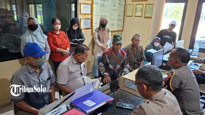 KORBAN KOPERASI BLN - Korban koperasi BLN di Kabupaten Sragen melapor ke Polres Sragen, Rabu (9/7/2025). Perwakilan korban koperasi BLN di Sragen, Wiyoto mengatakan jumlah korban koperasi BLN di Sragen ada 106 orang. Namun, ia memperkirakan jumlah korban lebih banyak karena belum terakomodir.
