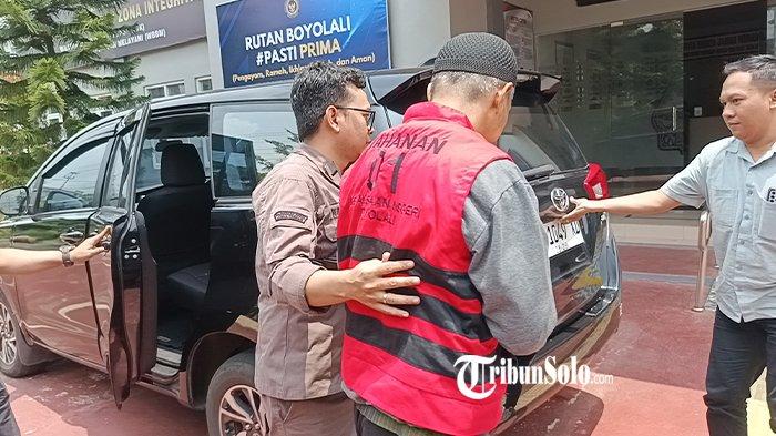 KORUPSI TANAH KAS DESA. Maryoto, mantan Kades Teras, dibawa oleh Kejari Boyolali menuju rutan Boyolali, Kamis (6/3/2025). Maryoto diketahui merupakan terpidana korupsi penyelewengan tanah kas desa yang sudah buron 16 tahun. Diketahui, total dana yang Maryoto selewengkan pada 2003-2006 itu sebesar Rp 37 juta.