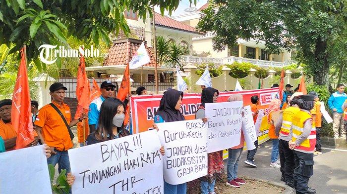 AKSI SOLIDARITAS - Konfederasi Serikat Pekerja Indonesia (KSPI) Jawa Tengah dan Partai Buruh mengadakan aksi solidaritas di depan rumah milik Pemilik PT. Sri Rejeki Isman Tbk Iwan Kurniawan di Solo, Jawa Tengah, Jumat (21/3/2025). Mereka menuntut Iwan Lukminto membayarkan tunjangan hari raya (THR) eks karyawan Sritex melalui kantong pribadi.