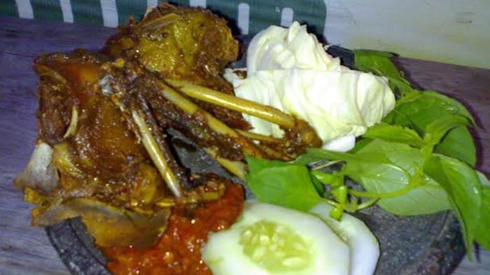 KULINER BURUNG DARA - Ilustrasi Burung dara goreng di Warung Bu Gendut di Bandar Lampung. (Tribun Lampung/ Heru Prasetyo)