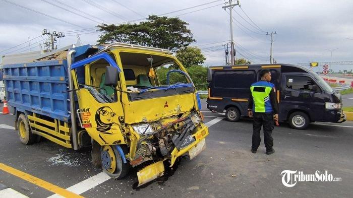 TRUK TABRAK BUS : Kabin truk ringsek, usai menabrak bagian belakang bus Mira di traffic light Exit Polanharjo, di Desa Kuncen, Kecamatan Ceper, Klaten, Sabtu (8/3/2025). Dalam kejadian ini, pengemudi truk sempat alami terjepit.