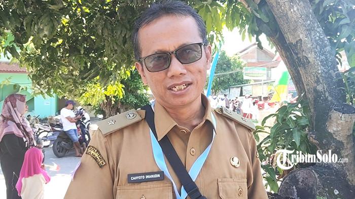 TANPA MANDI - Kades Babakan, Kecamatan Losari, Kabupaten Brebes Cahyoto Imanudin, saat menghadiri peresmian Koperasi Merah Putih di Desa Bentangan, Kecamatan Wonosari, Kabupaten Klaten, Senin (21/7/2025). Cahyoto mengaku telah bertolak dari Brebes sejak Minggu (20/7) malam, di mana tiba di Klaten dini hari dan harus mengikuti acara tanpa berganti pakaian dan mandi.
