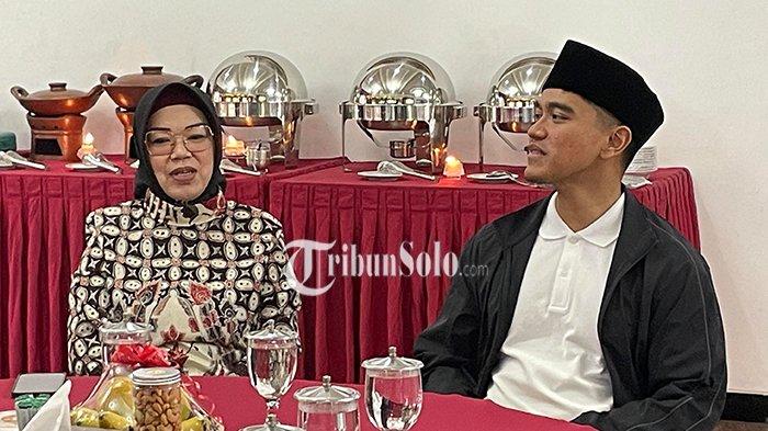HANGAT.  Ketua Umum Partai Solidaritas Indonesia (PSI), Kaesang Pangarep, melakukan kunjungan ke rumah dinas Bupati Sukoharjo pada Jumat (11/4/2025). Dia irit bicara saat hendak diwawancarai wartawan.