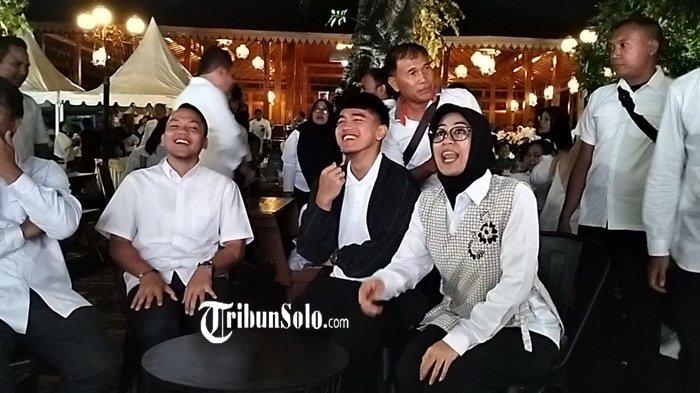 KAESANG DI SOLO - Ketua Umum PSI Kaesang Pangarep saat menghadiri Monochrome Party, Jumat (11/4/2025) di Loji Gandrung Solo bersama Respati Ardi dan Astrid Widayani. Kaesang masuk bursa calon ketua umum PSI lagi dalam kongres nasional pertamanya di bulan Juli 2025 mendatang di Solo. (TRIBUNSOLO.COM/AHMAD SYARIFUDIN)