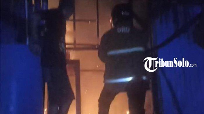KANDANG AYAM DI WONOGIRI TERBAKAR.Pemadaman api di kandang ayam milik Suyadi di Dusun Masaran RT 03 RW 02 Desa Sempukerep Kecamatan Sidoharjo Selasa (8/4/2025) dini hari.. Sebuah kandang ayam yang berada di Kecamatan Sidoharjo terbakar Selasa (8/4/2025) dini hari. Akibatnya, ratusan ekor ayam mati terpanggang.