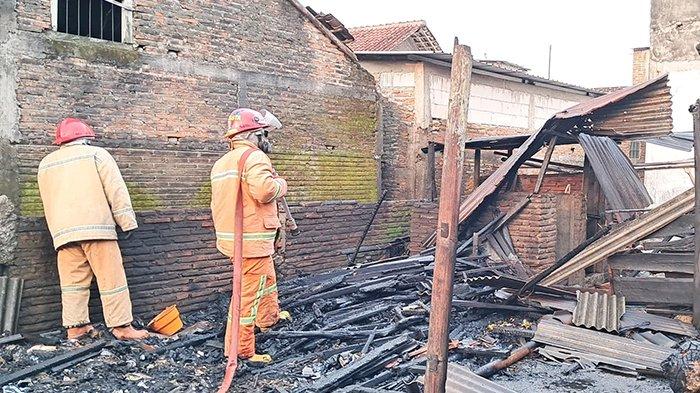 KEBAKARAN KANDANG TERNAK - Kandang milik warga Desa Sambirejo, Kecamatan Plupuh, Kabupaten Sragen ludes terbakar, Jumat (27/6/2025). Kebakaran tersebut nyaris membuat seekor kambing milik Sunarto mati terpanggang.