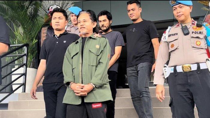 Aktor Epy Kusnandar alias Kang Mus usai ditangkap polisi karena kasus dugaan penyalahgunaan narkoba jenis ganja, di Polres Metro Jakarta Barat, Sabtu (11/5/2024).