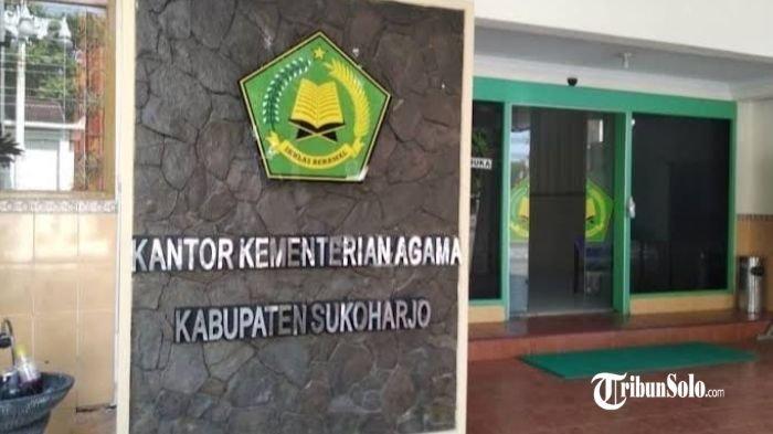 KEMENAG SUKOHARJO - Kantor Kementerian Agama (Kemenag) Kabupaten Sukoharjo, Selasa (22/4/2025).  Kementerian Agama (Kemenag) Kabupaten Sukoharjo akhirnya memberikan pernyataan terkait kasus pemalsuan dokumen administrasi pernikahan yang dilakukan oleh Ikhsan Nur Rasyidin (32), warga Mojolaban, dan menyebabkan EAP (23), warga Kelurahan Jetis, menjadi korban.