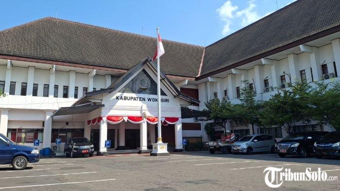 PPPK PARUH WAKTU : Kantor Sekretariat Daerah Wonogiri, difoto beberapa waktu lalu. Tenaga honorer di Pemkab Wonogiri yang tidak lolos dalam seleksi PPPK berpotensi diusulkan menjadi PPPK paruh waktu.