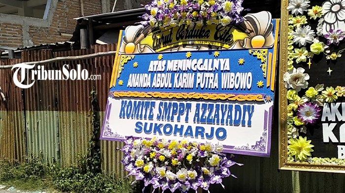 Karangan bunga di rumah duka santri SMP Pesantren Tahfidz Az-Zayidiyy Sanggrahan Sukoharjo, Abdul Karim Putra Wibowo yang diduga tewas dianiaya senior