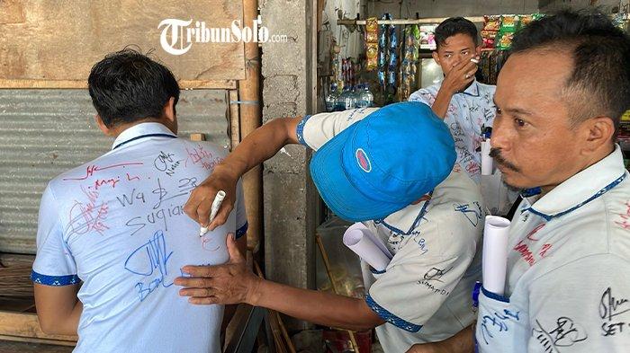 CORAT-CORET SERAGAM. Karyawan PT Sritex Sukoharjo melakukan corat-coret seragam kerja jelang hari terakhir mereka bekerja, Jumat (28/2/2025). Diketahui hari ini menjadi hari terakhir 8.475 karyawan bekerja di pabrik yang telah menjadi tempat mereka mencari nafkah selama bertahun-tahun karena adanya PHK massal.