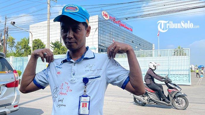 CORAT-CORET SERAGAM. Salah satu karyawan PT Sritex Sukoharjo menunjukkan seragam kerjanya yang penuh corat-coret tanda tangan rekan-rekan kerjanya, Jumat (28/2/2025). Hari ini menjadi momen perpisahan bagi mereka yang bekerja di Sritex lantaran adanya PHK massal.