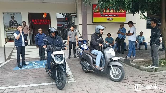 MOTOR DICURI : Kasat Reskrim Polres Boyolali menyerahkan sepeda motor kepada pemilik usai dicuri pelaku, Jumat (21/3/2025). Polres Boyolali menangkap dua pelaku pencurian sepeda motor yang beraksi di empat lokasi, termasuk rumah anggota polis
