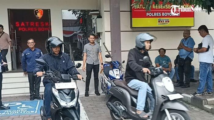 MOTOR DICURI : Kasat Reskrim Polres Boyolali menyerahkan sepeda motor kepada pemilik usai dicuri pelaku, Jumat (21/3/2025). Polres Boyolali menangkap dua pelaku pencurian sepeda motor yang beraksi di empat lokasi, termasuk rumah anggota polis