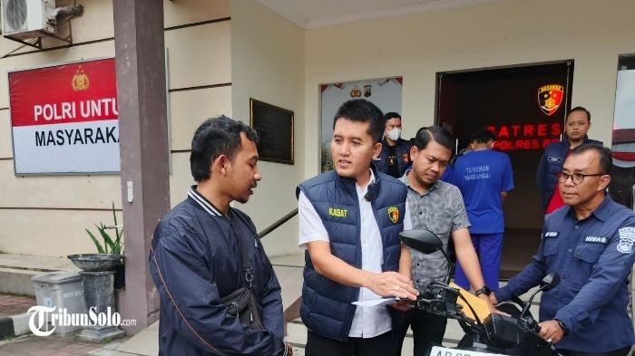 MOTOR DICURI : Kasat Reskrim Polres Boyolali menyerahkan sepeda motor kepada pemilik usai dicuri pelaku, Jumat (21/3/2025). Polres Boyolali menangkap dua pelaku pencurian sepeda motor yang beraksi di empat lokasi, termasuk rumah anggota polis