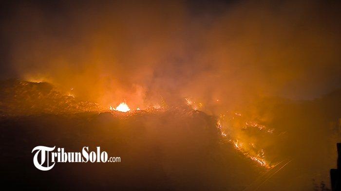 KEBAKARAN TPA TROKETON DI KLATEN. Kebakaran di Tempat Pembuangan Akhir (TPA) Troketon, di Pedan, Klaten, Minggu (9/2/2025). Kobaran api sempat membesar karena tersapu angin, dimana hal itu membuat luasan area yang terbakar kian meluas.