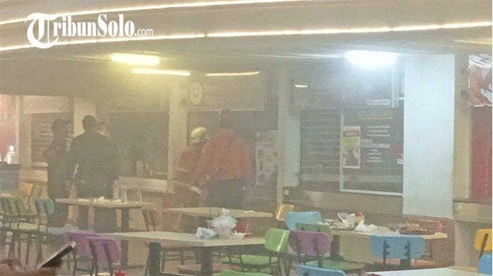 KEBAKARAN SOLO GRAND MALL. Kepulan asap terlihat di atas bangunan Solo Grand Mall (SGM) pada Kamis (29/5/2025) malam. Asap mulai terlihat di lantai 3 sekitar pukul 19.15 WIB dan membuat pengunjung berhamburan turun ke lantai bawah.