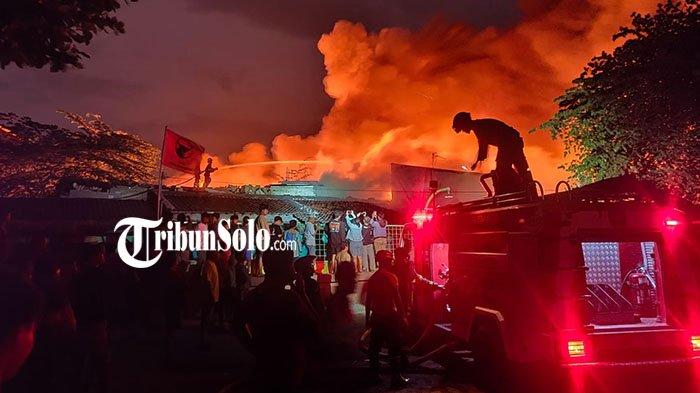 Kebakaran hebat terjadi di sebuah gudang rosok milik Susmadya di Joyosudiran, Pasar Kliwon. Kebakaran terjadi sekitar pukul 17.00 WIB Selasa (3/10/2023).