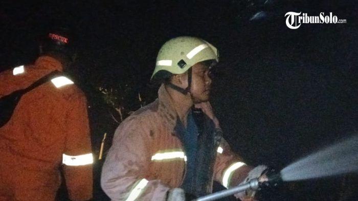 PROSES PEMADAMAN - Proses pemadaman dapur dan kandang sapi milik warga Sunggingan, Kecamatan Miri, Kabupaten Sragen, Rabu (30/7/2025) tengah malam. Kebakaran tersebut menyebabkan dapur dan kandang sapi mengalami kerusakan berat.