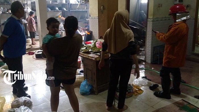 KEBAKARAN RUMAH MAKAN.Pemadaman kebakaran di dapur warung makan yang berada di Donoharjo RT 04 / RW 01 Kelurahan Wuryorejo, Kecamatan Wonogiri pada Senin (9/6/2025). Koordinator Pemadam Kebakaran (Damkar) Satpol PP dan Damkar Wonogiri Sriyanto Kembo menjelaskan kebakaran itu terjadi saat dapur itu digunakan untuk memasak.