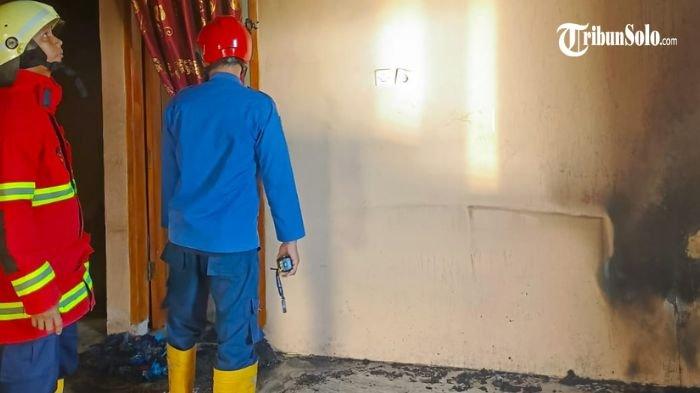 DILALAP API - Kebakaran yang terjadi di Desa Dawung, Kecamatan Matesih, Kabupaten Karanganyar, Minggu (8/6/2025) pagi. Sebuah rumah nyaris hangus terbakar akibat terjadi konsleting listrik saat mengisi daya handphone.