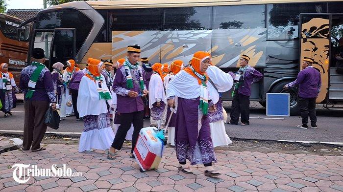 JEMAH HAJI - Ilustrasi jemaah haji. Proses kepulangan jemaah haji Embarkasi Solo tahun 2025 terus berlangsung. Hingga hari kelima operasional pemulangan, tercatat sudah 5.389 jemaah haji yang tergabung dalam 15 kelompok terbang (kloter) tiba kembali di Tanah Air.
