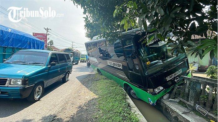 KECELAKAAN TUNGGAL. Sebuah minibus jurusan Solo-Wonogiri AD-7097-0G mengalami kecelakaan tunggal di Pertigaan Songgorunggi, Kecamatan Nguter, Kabupaten Sukoharjo pada Rabu (11/6/2025).