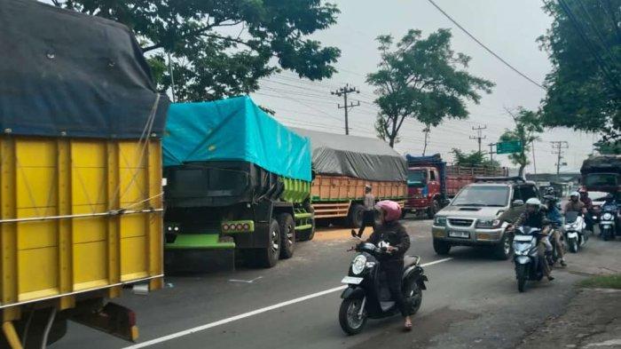 KECELAKAAN BERUNTUN : Kecelakaan di Jalan Sragen-Ngawi, Desa Karanganyar, Kecamatan Sambungmacan, Kabupaten Sragen libatkan 2 truk tronton, 1 truk, dan 1 mobil pikap, Senin (10/3/2025). Kecelakaan melibatkan 2 truk tronton, 1 unit truk dump, dan 1 unit mobil pikap.