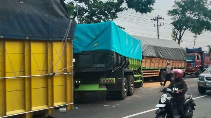 KECELAKAAN BERUNTUN : Kecelakaan di Jalan Sragen-Ngawi, Desa Karanganyar, Kecamatan Sambungmacan, Kabupaten Sragen libatkan 2 truk tronton, 1 truk, dan 1 mobil pikap, Senin (10/3/2025). Kecelakaan melibatkan 2 truk tronton, 1 unit truk dump, dan 1 unit mobil pikap.