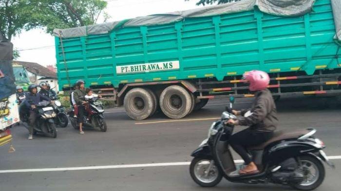 KECELAKAAN BERUNTUN : Kecelakaan di Jalan Sragen-Ngawi, Desa Karanganyar, Kecamatan Sambungmacan, Kabupaten Sragen libatkan 2 truk tronton, 1 truk, dan 1 mobil pikap, Senin (10/3/2025). Kecelakaan melibatkan 2 truk tronton, 1 unit truk dump, dan 1 unit mobil pikap.