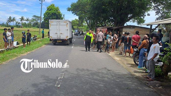 PROSES EVAKUASI. Terjadi kecelakaan mobil Isuzu Panther dan Yamaha Mio di Jalan Karangapndan-Mojogedang, Desa/Kecamatan Mojogedang, Kabupaten Karanganyar, Sabtu (29/3/2025). Kanit Gakkum Satlantas Polres Karanganyar Ipda Yudho Sukarno mewakili Kasatlantas Polres Karanganyar AKP Agista Ryan Mulyanto mengatakan kejadian tersebut sekira pukul 09.30 WIB.