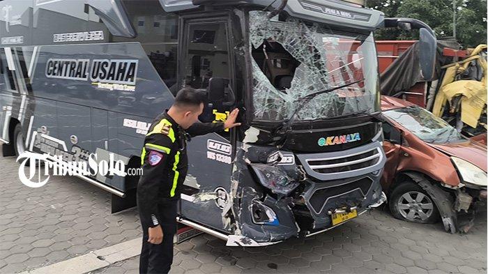 Bus yang membawa rombongan pengantar haji yang hendak ziarah, terlibat kecelakaan di Traffic light Exit Tol Klaten, Kecamatan Ngawen, Kabupaten Klaten, Kamis (8/5/2025).