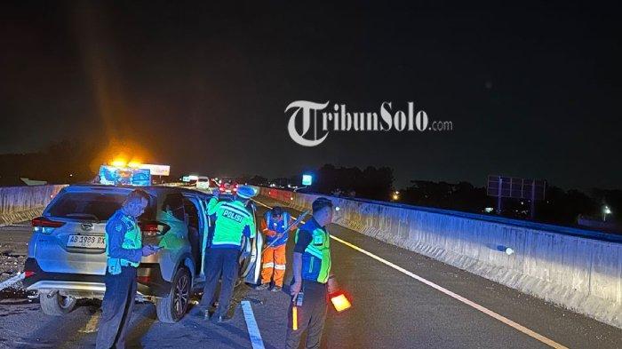 EVAKUASI - Kecelakaan lalu lintas terjadi di KM 3+600 tol Solo-Jogja, di atas jembatan Kliteh, Kecamatan Sawit, Kamis (1/5/2025). Satu orang terluka akibat kejadian ini.